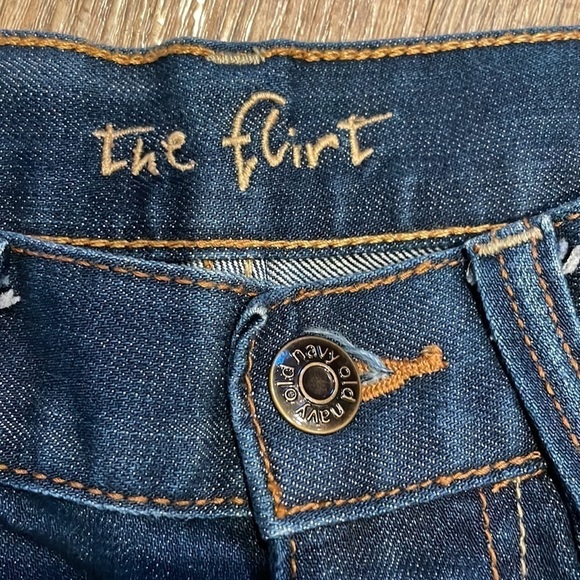 Old Navy The Flirt Cropped Mid-Rise Jeans - Picture 3 of 8